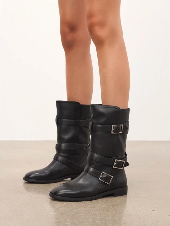Kazar Zwarte laarzen met een hogere schacht versierd met gespen