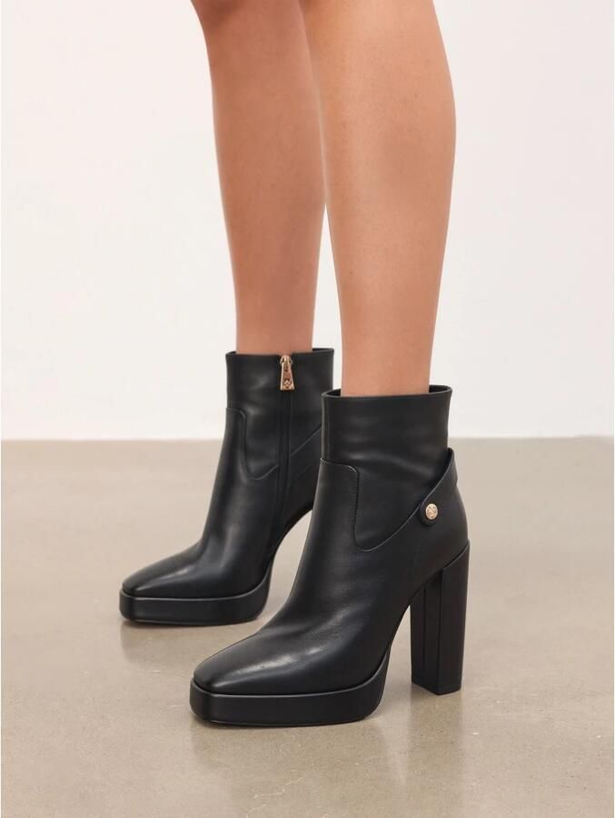 Kazar Zwarte laarzen met een paal en platform