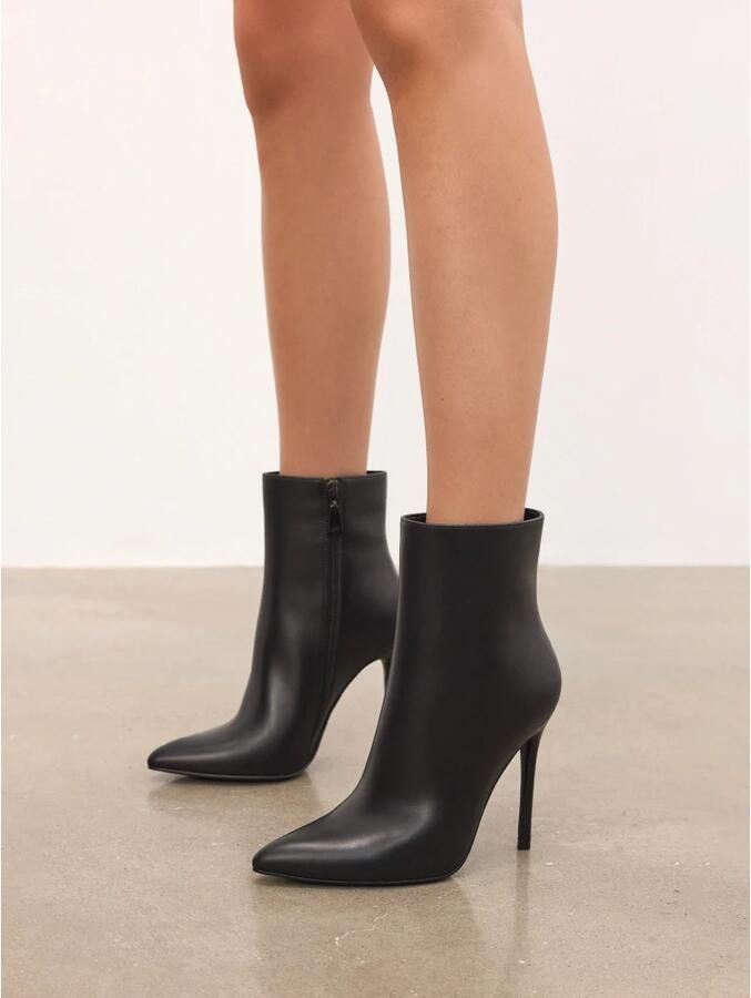 Kazar Zwarte leren laarzen op een slanke stilettohak