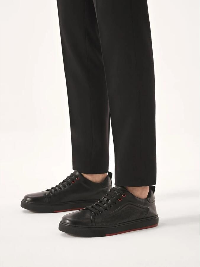 Kazar Zwarte leren sneakers met perforatie en rode inzet.Dit product valt groot uit.