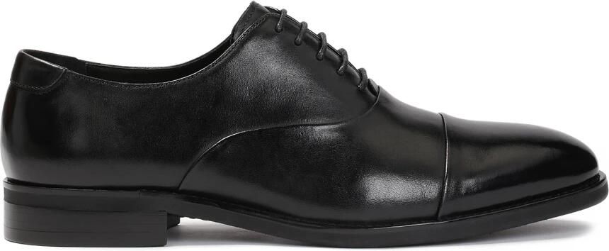 Kazar Zwarte oxfords met overlappende neus.Dit product valt groot uit.