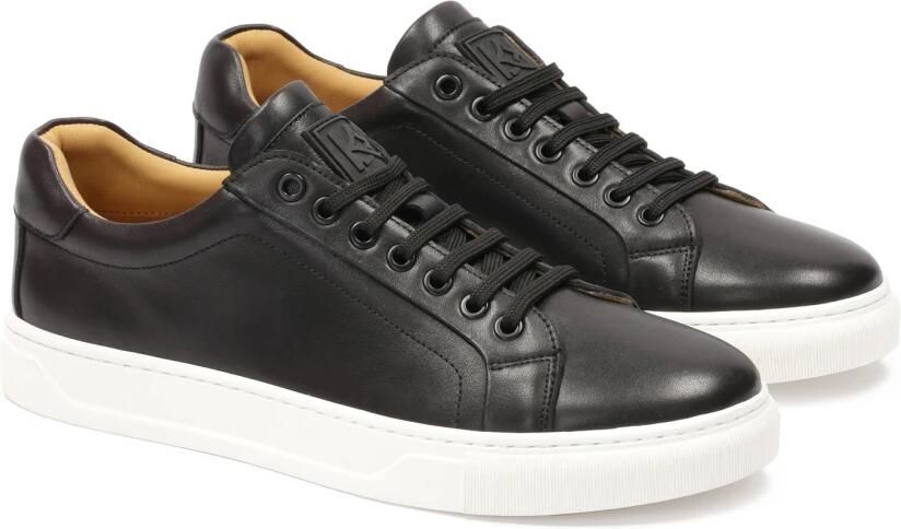 Kazar Zwarte sneakers op een witte zool