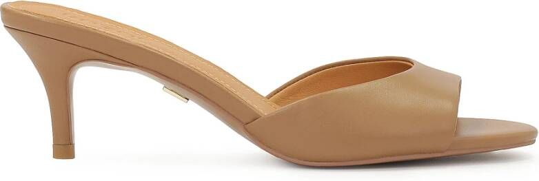 Kazar Slippers op een lage stilettohak in een lichtbruine kleur