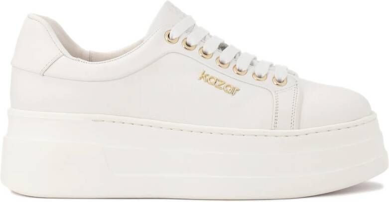 Kazar Witte leren sneakers op een dikke zool