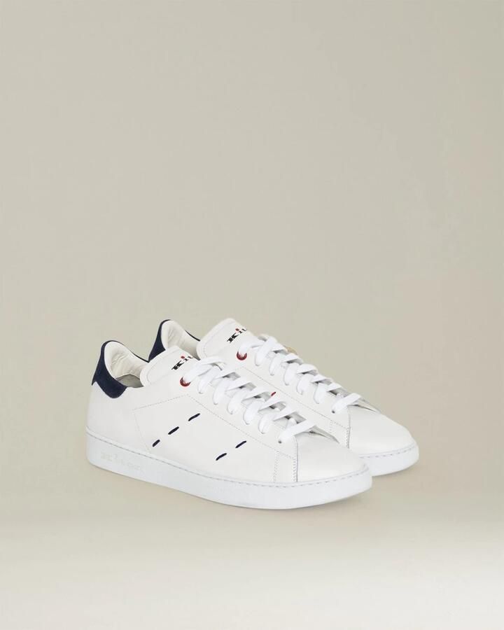 Kiton Witte kalfsleren sneakers met blauwe stiksels