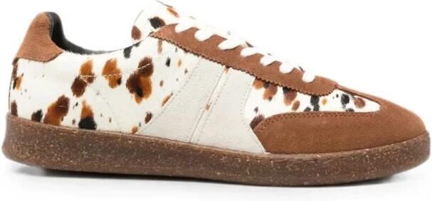 Les Deux Sneakers