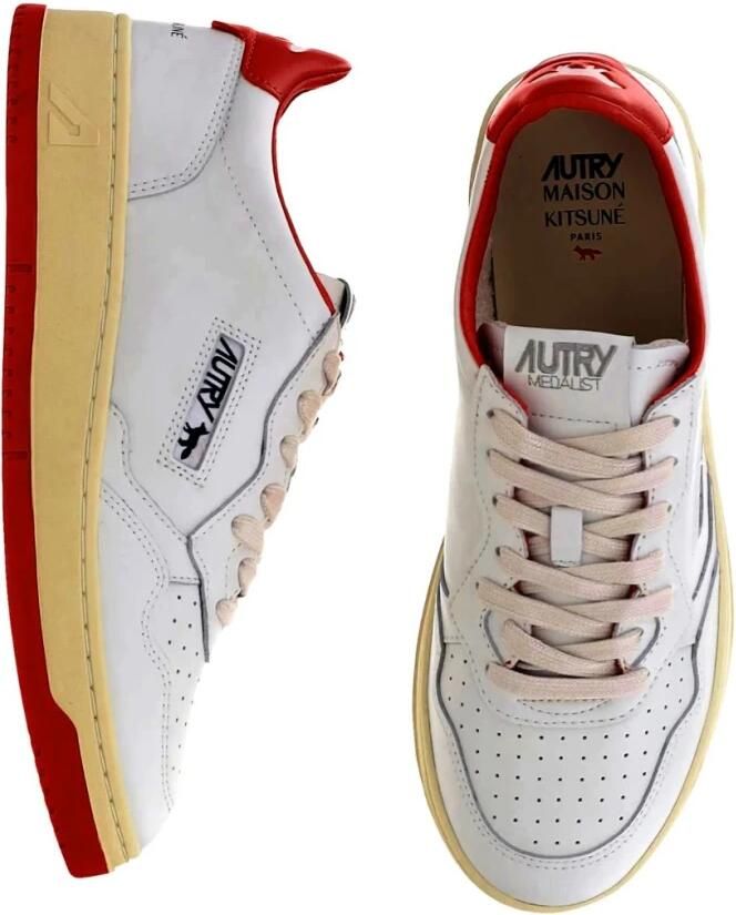 Maison Kitsuné Rode Vossensneakers met geperforeerde details