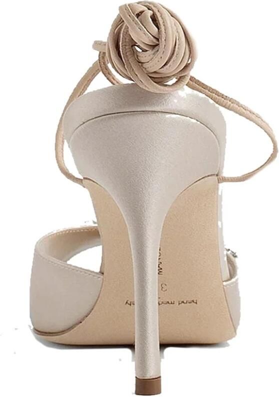 Manolo Blahnik Beige satijnen sandalen met kristallen detail