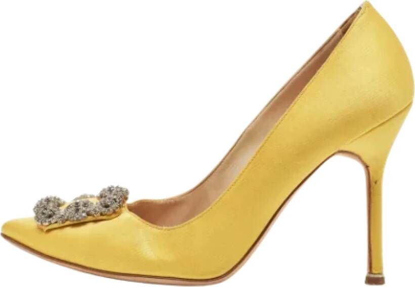 Manolo Blahnik Pre-owned Satin heels Yellow Dames