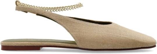 Maria Luca Schoenen met decoratieve ketting