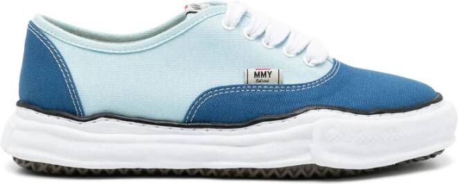 Mihara Yasuhiro Blauw Witte Canvas Sneaker met Logo Patch