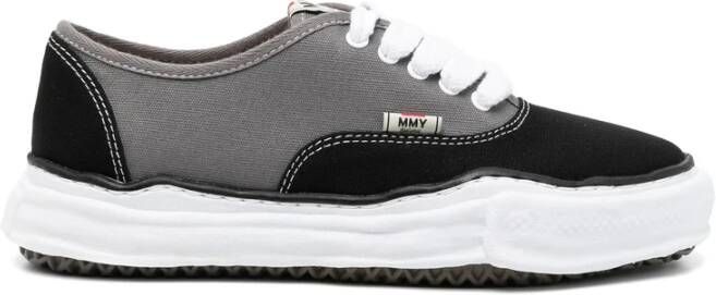 Mihara Yasuhiro Zwarte canvas sneakers met contrastdetail