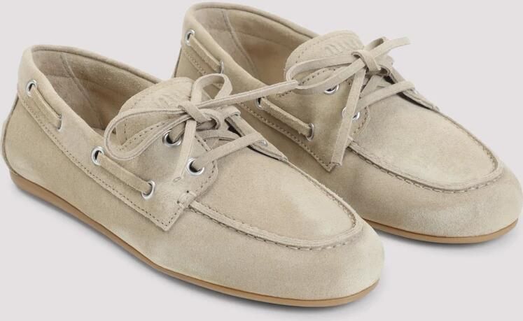 Miu Ecru Suède Loafers met Geborduurd Logo