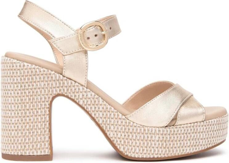 Nerogiardini Gouden sandalen met Italiaans vakmanschap