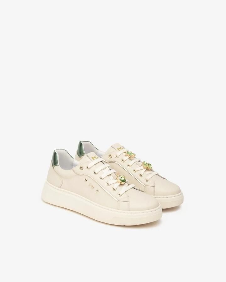 Nerogiardini Leren sneakers met gouden accenten en juweelaccessoire