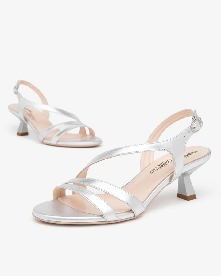 Nerogiardini Zilveren gelamineerde sandalen met 5 cm hak