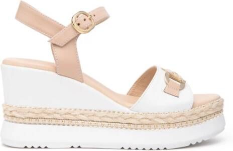 Nerogiardini Witte sleehak sandalen met metalen gesp