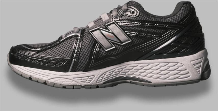 New Balance Retro Zwarte Sneaker met Metalen Accenten