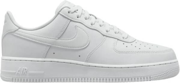 Nike Frisse Leren Sneakers met Geperforeerde Neus White Heren