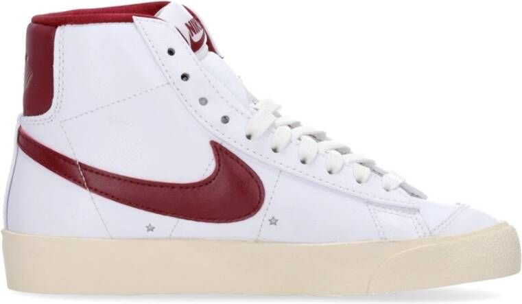 Nike Wmns Blazer Low '77 Se Basketball Schoenen white team red muslin mtlc gold star 39 beschikbare maaten:39 36.5