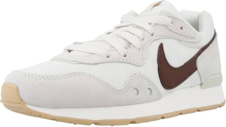 Nike Stijlvolle Venture Sneakers voor vrouwen Beige Dames