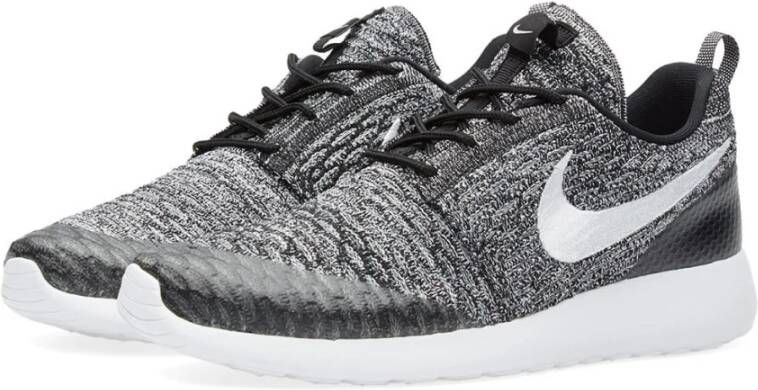 Nike Zwarte en Witte Flyknit Sneakers Zwart Dames