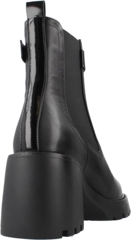 Noa Harmon Botin Basic Pose Chelsea Boots