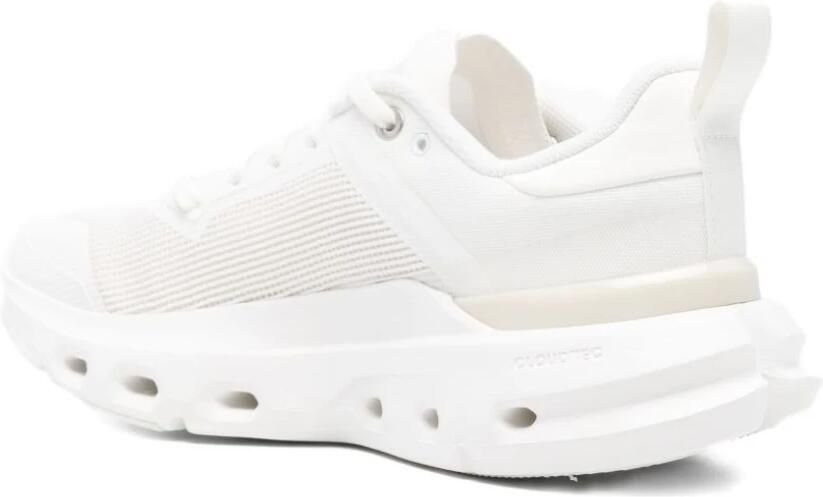 On Running Witte Sneakers met Logodetail
