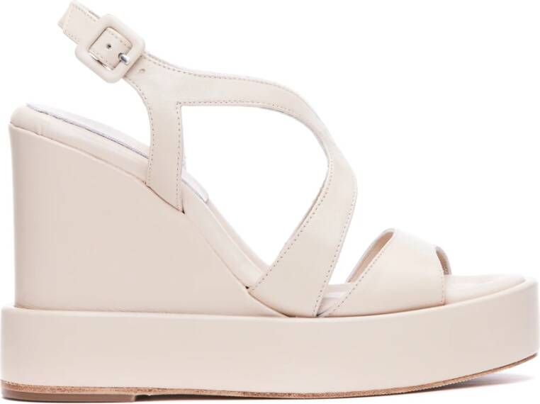 Paloma Barceló Beige Sleehak Sandalen met Gesp Beige Dames