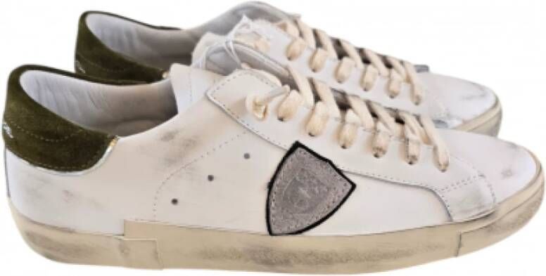 Philippe Model Witte leren sneakers met grijs logo en groene suède spoiler