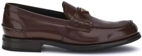 Prada Geëmailleerde Driehoekige Plaat Leren Loafers