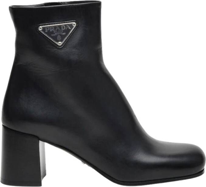 Prada Leren enkellaarzen met metalen logo Black Dames