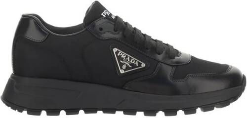Prada Iconische Sneakers met Handtekeningplaatje