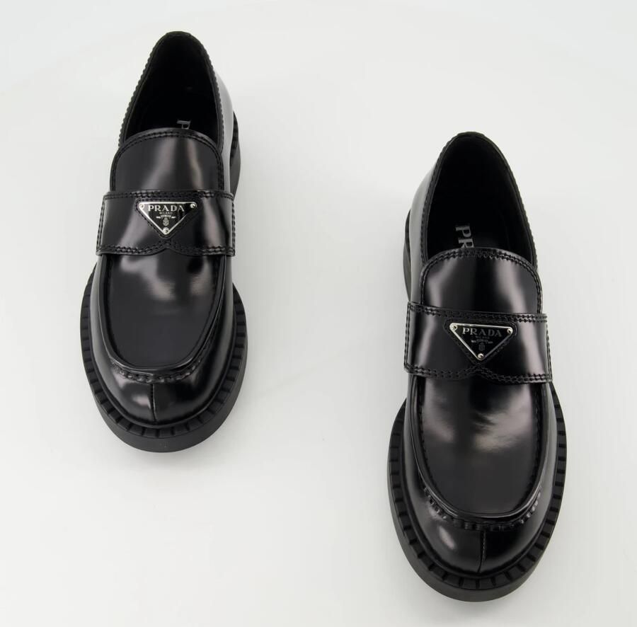 Prada Geëmailleerde Leren Loafers met Gestructureerde Zool - Foto 2