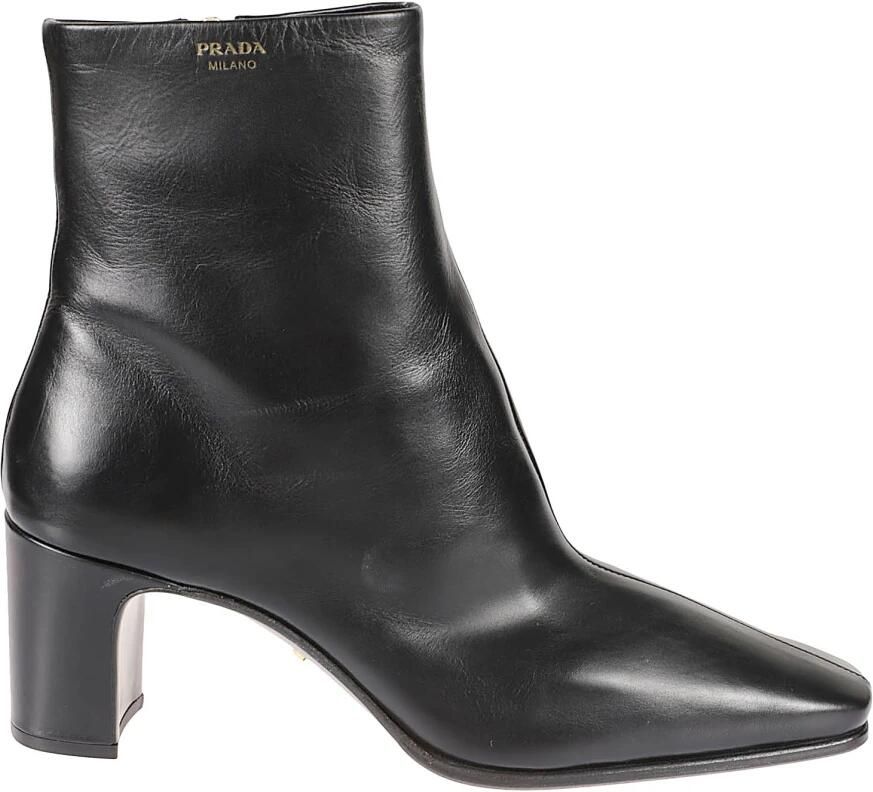 Prada Kuit enkellaarsjes met puntige neus van kalfsleer