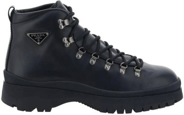 Prada Stijlvolle leren veterschoenen met driehoekige applicatie