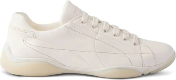 Prada Veterschoenen met lage top Nude
