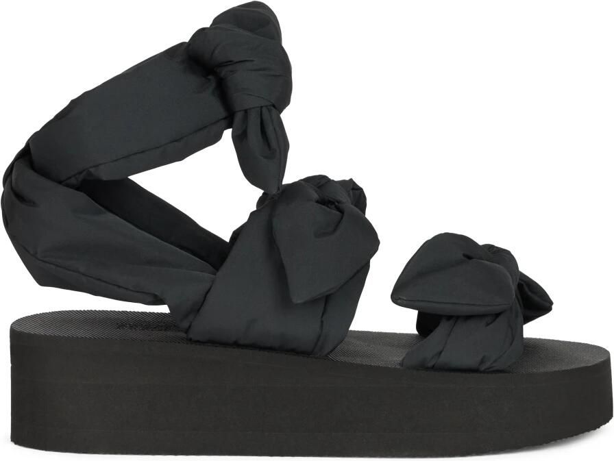 RED Valentino Moderne zwarte sandaal met plateauzool en wikkelband.