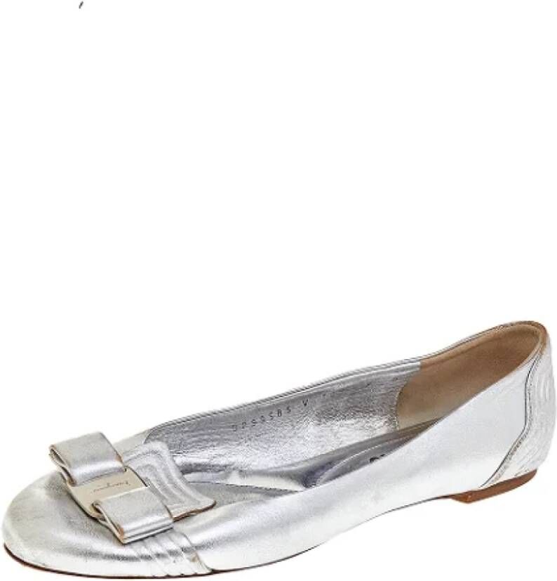 Salvatore Ferragamo Pre-owned Leather flats Gray Dames