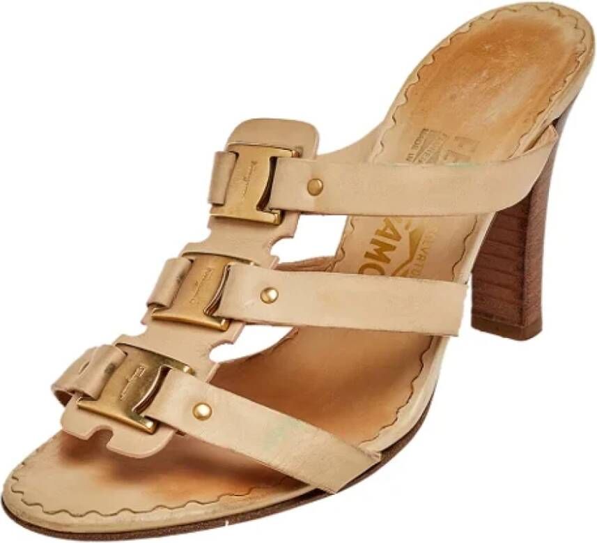 Salvatore Ferragamo Pre-owned Leather sandals Beige Dames