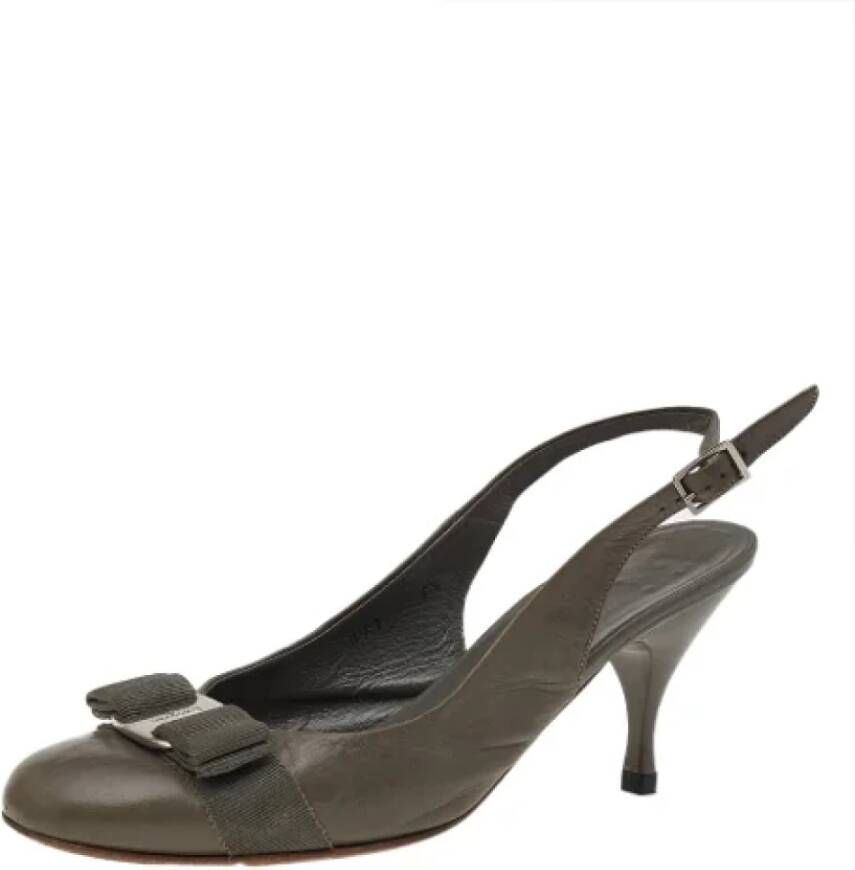 Salvatore Ferragamo Pre-owned Leather sandals Gray Dames