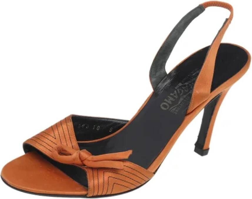 Salvatore Ferragamo Pre-owned Satin sandals Orange Dames