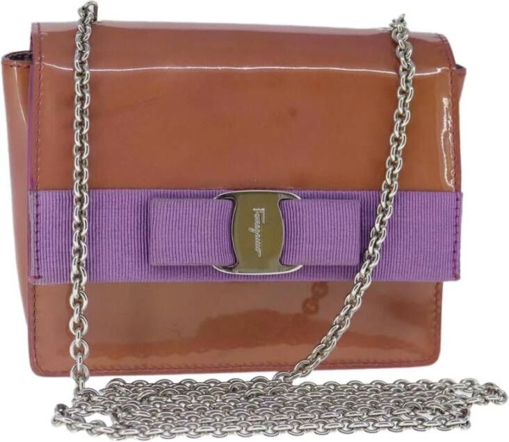 Salvatore Ferragamo Pre-owned Tweedehands Boog Kettingtas Perzik Lakleer