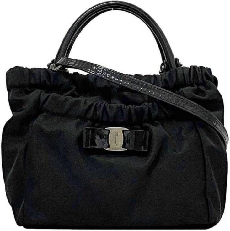 Salvatore Ferragamo Pre-owned Tweedehands Boogdetail Nylon Handtas