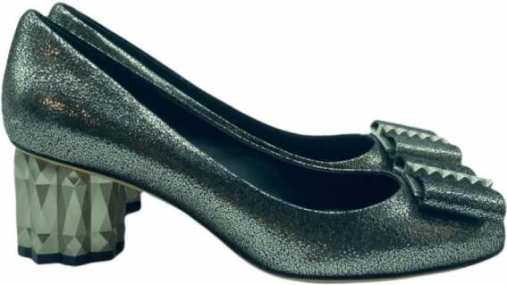 Salvatore Ferragamo Verhoog je schoenenspel met stijlvolle pumps Grijs Dames