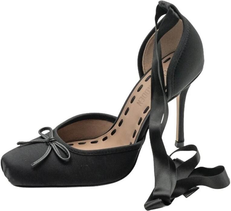 Steve Madden Larina Pomp