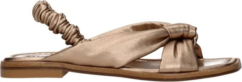 Stuart Weitz Gouden leren sandaal casual stijl