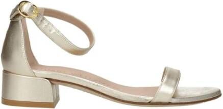 Stuart Weitz Gouden Leren Sandalen met Middelhoge Hak en Gesp