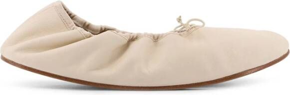 The Row Witte platte schoenen met strikdetail