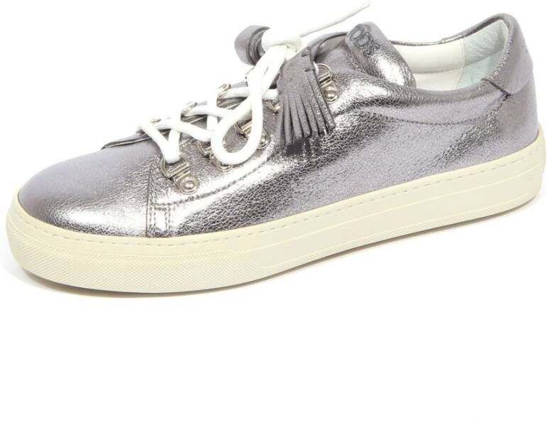 Tod's Sportieve platina schoenen met borduurwerk